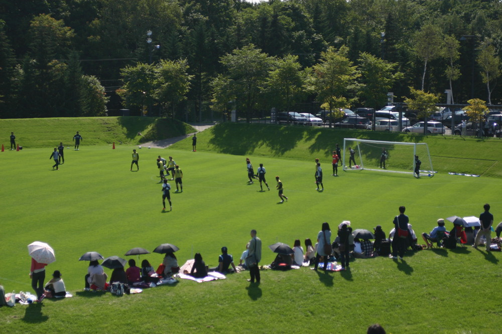 宮の沢白い恋人サッカー場が芝の養生期間に入るため札幌ドームサブグラウンドで練習スタート